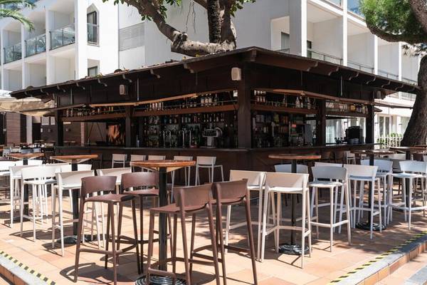 Bar mit Sitzplätzen im Freien im THB Gran Playa Hotel.