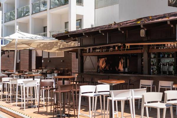 Terrasse und Bar des THB Gran Playa Hotels mit vielen Stühlen und Tischen.