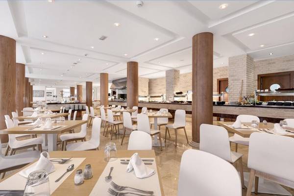 Innenansicht des Restaurants im THB Gran Playa Hotel mit weißen Tischen und Stühlen.
