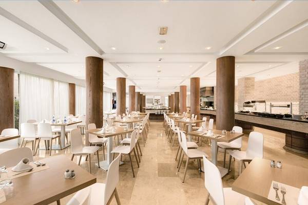 Innenansicht des Restaurants des THB Gran Playa Hotels mit modernen Tisch- und Stuhlsets.