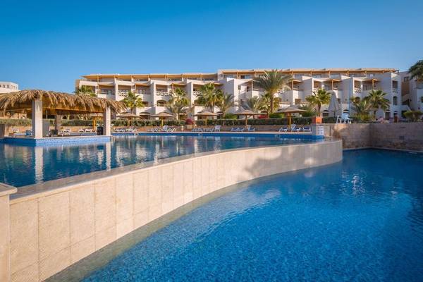 Außenpool des Fort Arabesque Resort mit Hotelgebäude im Hintergrund