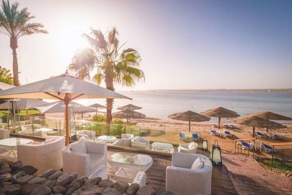 Außenbereich des Fort Arabesque Resorts mit Blick auf den Strand und das Meer