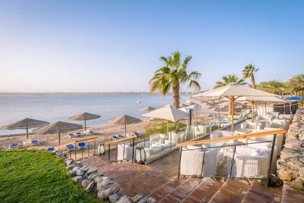 Außenterrasse des Fort Arabesque Resort, Spa & Villas mit Blick auf den Strand und das Meer.
