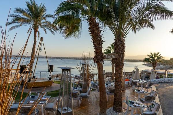 Terrasse des Fort Arabesque Resorts, Spa & Villas mit Blick auf das Meer.
