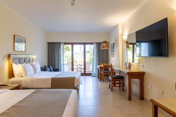 Hotelzimmer des Fort Arabesque Resort mit zwei Betten, Fernseher und Balkon