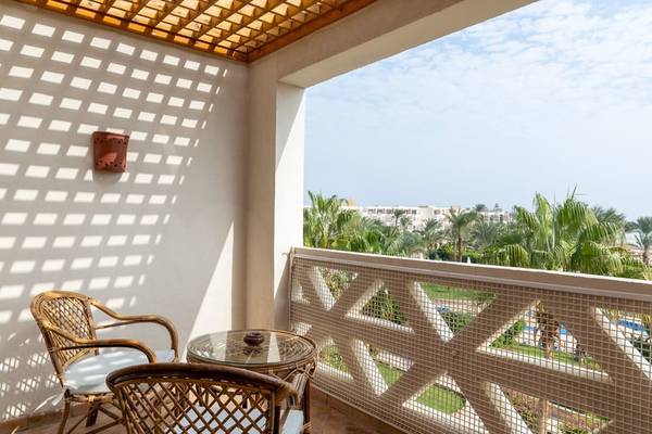Fort Arabesque Resort Balkon mit Ausblick auf tropische Landschaft