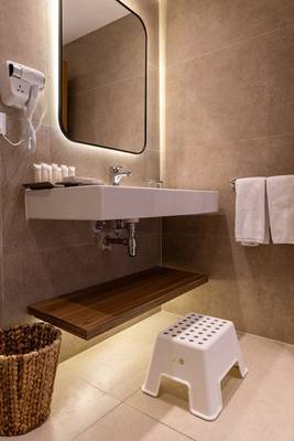 Badezimmer im Fort Arabesque Resort, Spa & Villas mit Waschbecken, Föhn und Handtüchern.