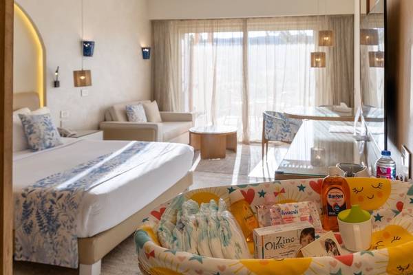 Hotelzimmer im Fort Arabesque Resort, Spa & Villas mit Doppelbett, Wohnzimmerbereich, Schreibtisch und Babyartikeln.