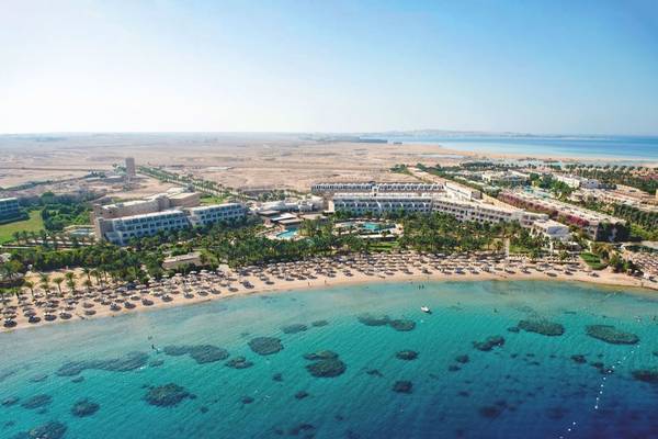 Luftaufnahme des Fort Arabesque Resort, Spa & Villas am Strand mit Hotels, Pools und Meer