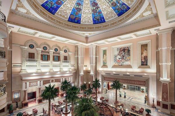 Innenansicht der Lobby des Palm Royale Soma Bay Hotels mit hoher Decke und bunten Glasmalereien.