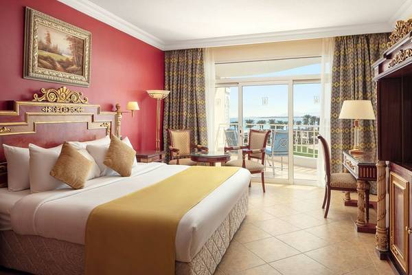 Hotelzimmer im Palm Royale Soma Bay mit Doppelbett, Balkon und Meerblick.