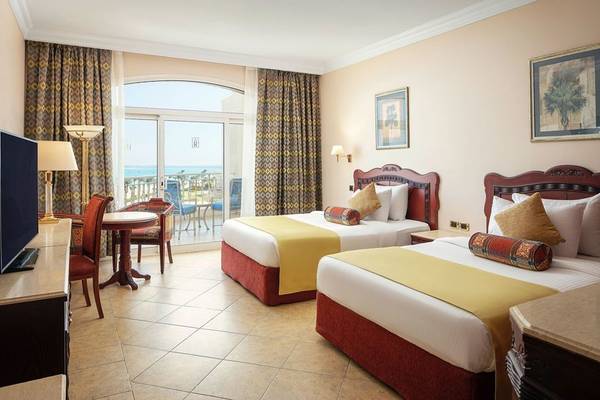 Doppelzimmer im Palm Royale Soma Bay Hotel mit zwei Betten und Meerblick.