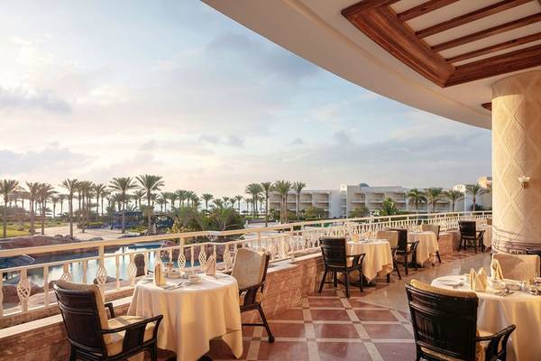 Terrassenrestaurant des Palm Royale Soma Bay Hotels mit Blick auf den Pool und die Palmen