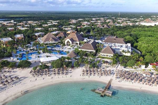 Luftaufnahme des Bahia Principe Luxury Akumal Resorts mit Pools, Bungalows und Strand
