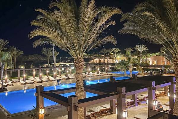 Gemma Resort Außenpool bei Nacht mit Palmen und Liegen