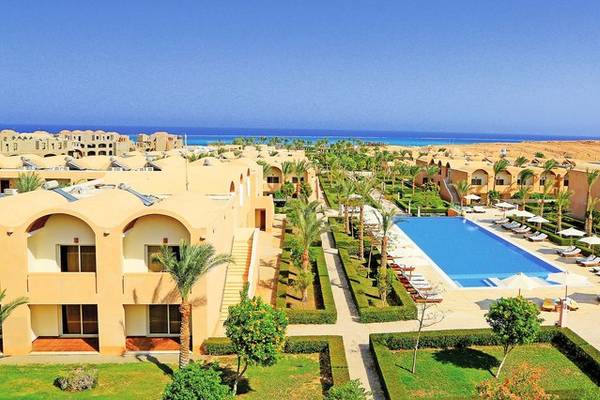 Luftaufnahme des Gemma Resorts mit Swimmingpool und Loungebereichen
