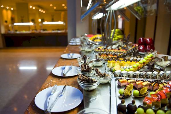 Süßigkeiten-Buffet im Gemma Resort mit verschiedenen Desserts und Gebäck.