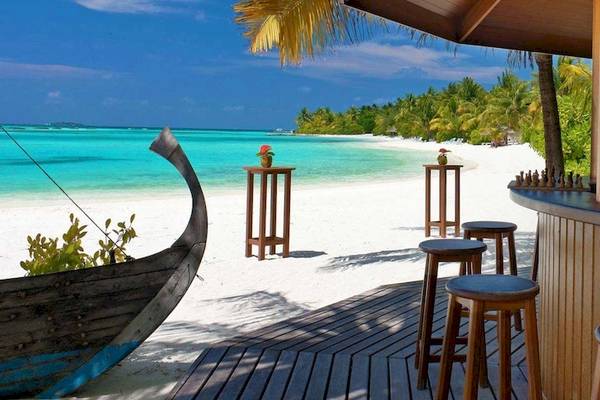 Strandbar des Gemma Resorts mit Blick auf den Strand und exotische Früchte
