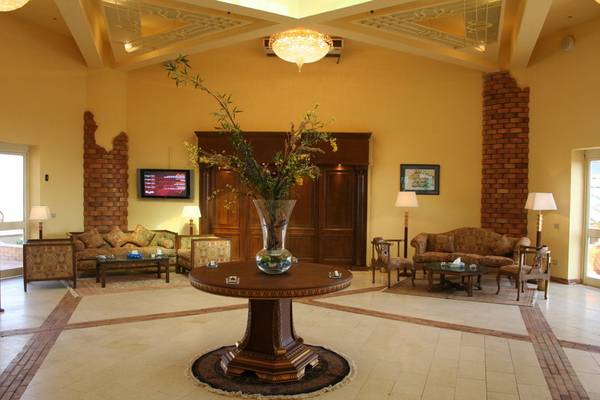 Lobby des Mangrove Bay Resorts mit Tisch, Sofas und Dekor.