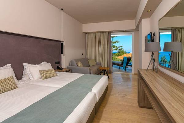 Doppelzimmer im Alexandra Beach Resort mit Meerblick und moderner Einrichtung.