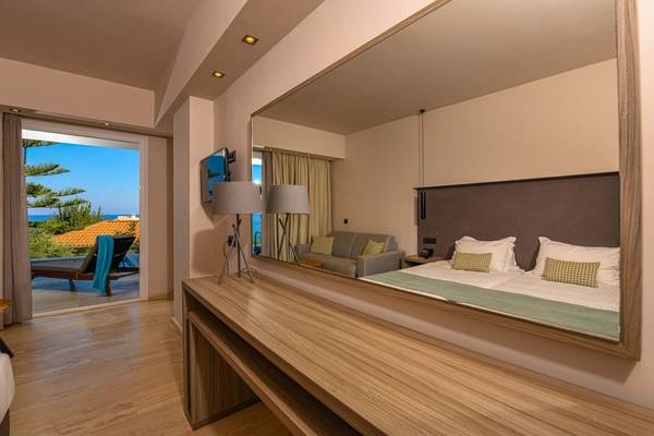 Innenansicht eines Hotelzimmers im Alexandra Beach Resort mit Blick auf das Meer.