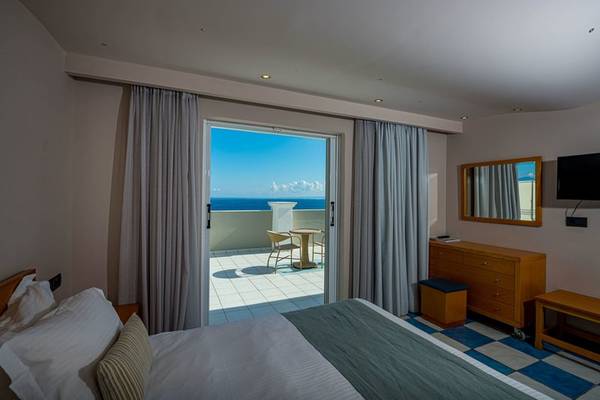 Zimmer im Alexandra Beach Resort mit Balkon und Meerblick.