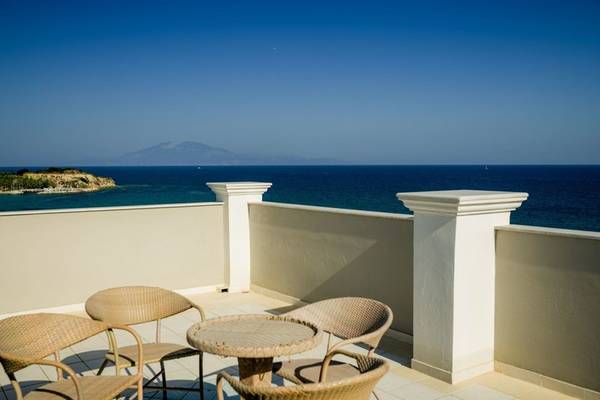 Terrasse des Alexandra Beach Resorts mit Blick auf das Meer und eine Insel