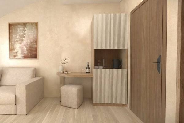 Innenansicht eines Zimmers im Alexandra Beach Resort mit einem Sofa, einem Beistelltisch und einer Wanddekoration.