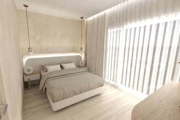 Ein modernes Schlafzimmer mit hellen Holzböden, weißen Wänden und einem großen Bett mit grauer Bettwäsche.