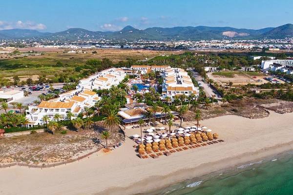 Aussenansicht des Fergus Style Bahamas Hotels mit Pool und Strand