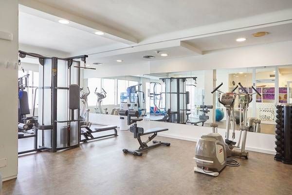 Fitnesscenter im Fergus Style Bahamas Hotel mit verschiedenen Trainingsgeräten und Spiegeln