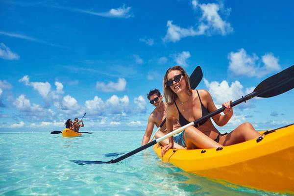 Paar im Kajak auf dem Meer im RIU Atoll Hotel