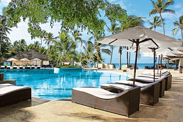Pool-Bereich des Viva Dominicus Beach Hotels mit Liegen und Sonnenschirmen.