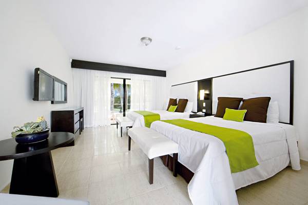Doppelbett-Zimmer im Viva Dominicus Beach by Wyndham mit grünen Akzenten und modernem Design.