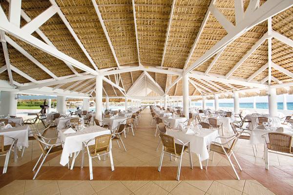 Innenansicht des Viva Dominicus Beach Hotel Restaurants mit vielen Tischen und Stühlen.