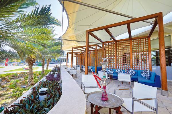 Terrasse des Barcelo Mussanah Resorts mit Loungemöbeln und Palmen