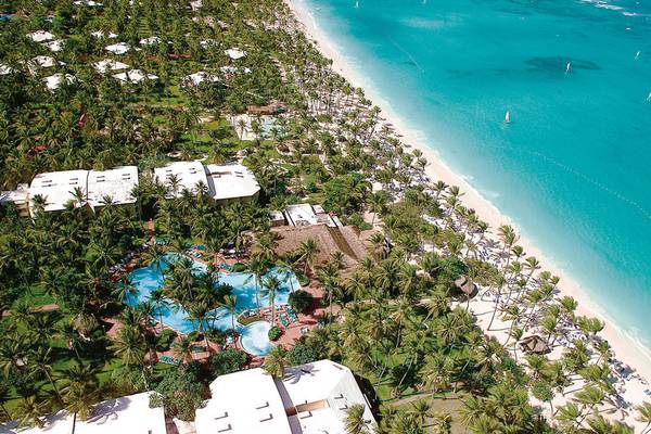 Luftaufnahme des Grand Palladium Punta Cana Resorts mit Pool und Strand