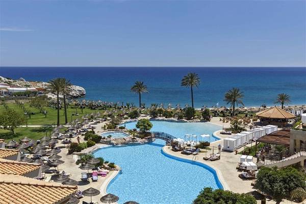 Außenansicht des Atlantica Imperial Resort & Spa mit Swimmingpool und Meerblick.