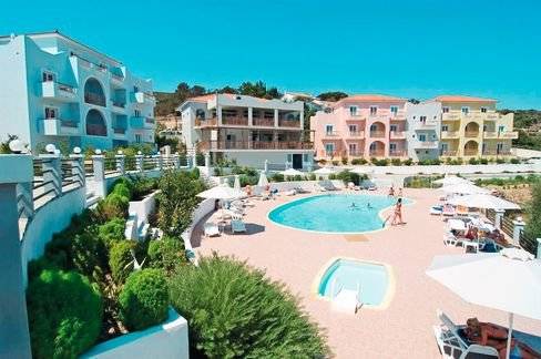 Luftaufnahme des Naftilos Boutique Hotel Resorts mit Swimmingpools und Sonnenliegen