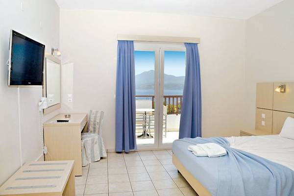 Zimmer im Naftilos Boutique Hotel mit Blick auf das Meer und die Berge.