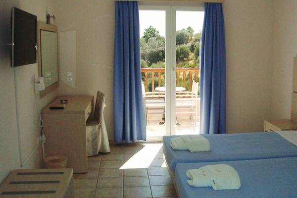 Doppelzimmer im Naftilos Boutique Hotel mit Blick auf den Balkon und Außenbereich.