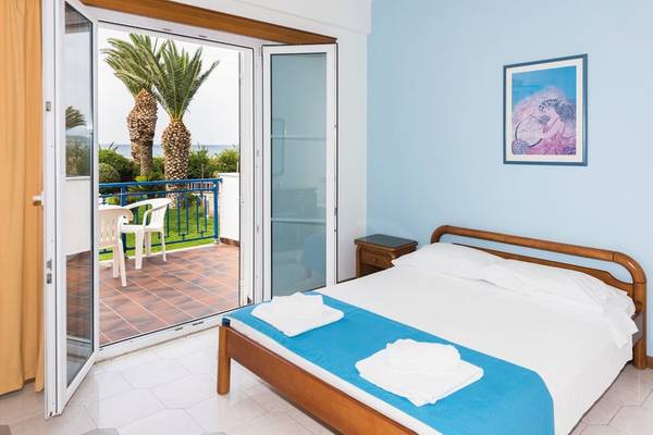 Schlafzimmer mit Balkon im Saint Nicholas Hotel Samos, Blick aufs Meer.