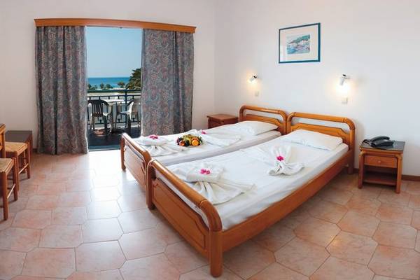 Doppelbett-Zimmer im Saint Nicholas Hotel Samos mit Blick auf den Balkon und das Meer.