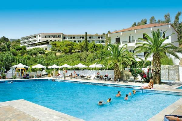 Außenpool des Glicorisa Beach Hotels mit Gästen und Palmen