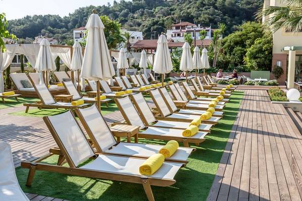 Reihe von Loungesesseln auf der Terrasse des Samaina Inn Hotels