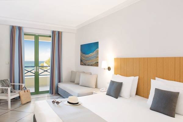 Ein Zimmer im Samaina Inn Hotel mit Blick auf den Balkon und das Meer.