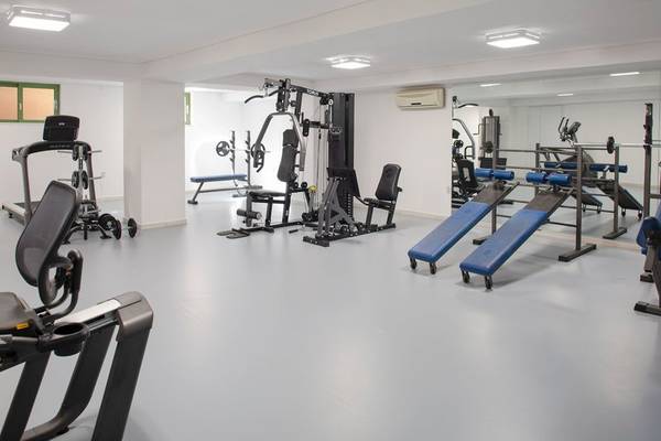 Fitnesscenter im Samaina Inn Hotel mit verschiedenen Trainingsgeräten.