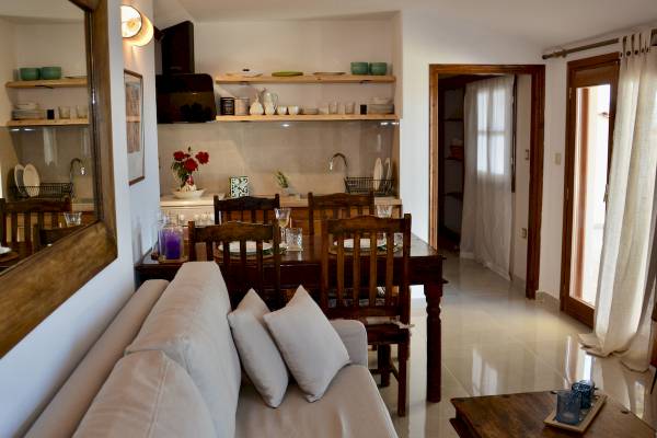 Wohnzimmer mit Esstisch und Sofa im Sunrise Hotel Samos