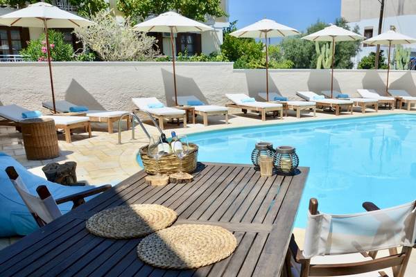 Pool-Terrasse des Sunrise Hotel Samos mit Sonnenschirmen und Liegestühlen