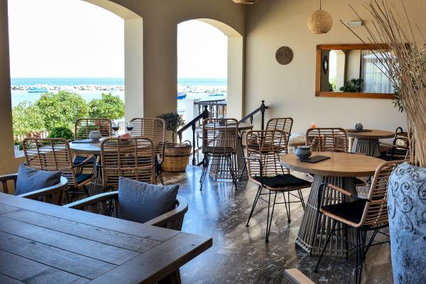 Terrasse des Sunrise Hotel Samos mit Blick auf das Meer und Rattanmöbeln.